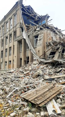 Ukrayna 'daki savaş sırasında şehirdeki evleri yakıp yıktılar. Dağılmış bir ev, Rus-Ukrayna savaşı. Bir roket bir okula isabet etti, eğitim kurumu yok edildi. Donbass