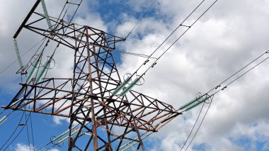 Güneşli bir günde mavi gökyüzü arka planında yüksek voltajlı elektrik hattı. Kablolar, elektrik sorunları, güç iletimi. Kablo destekleri ve izolatörlerin elektrik hattı inşaatı. karartma, kriz