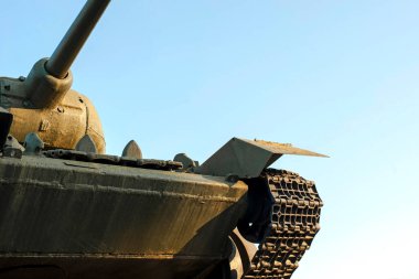 Büyük Vatanseverlik Savaşı 'nın askerlerinin anısına Sovyet T-34 tankının bulunduğu anıt. İkinci Dünya Savaşı 'ndan kalma T34 tankının anıtı. Rusya, Ukrayna, Beyaz Rusya. Eski Sovyet tankı bir kaidede.