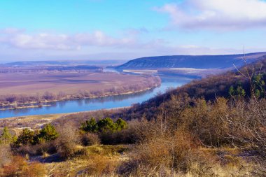 Nehrin rahatlatıcı kış doğasıyla tepelik vadinin güzel manzarası. Metin için kopyalama alanı olan arkaplan