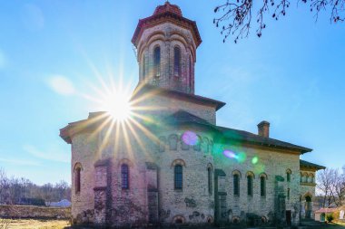 Klasik mimarinin doğal taştan yapılmış eski bir binası. Seçici odaklı arkaplan ve metin için alanı kopyala