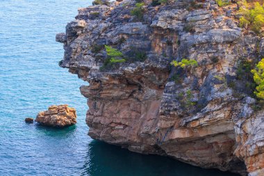 Deniz kıyısının kayalık kıyısı. Seçici odaklı arkaplan ve metin için alanı kopyala