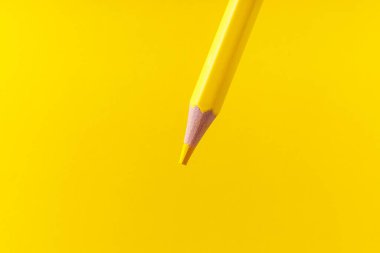 Seçici odaklı renkli kalem yakın plan stili ve bulanık sarı arka plan. Metin için alanı kopyala.