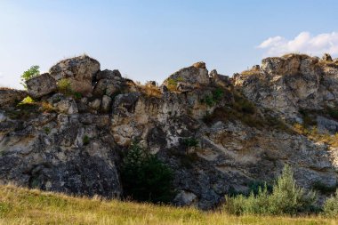 Doğu Avrupa 'nın vahşi kayalık ve dağlık doğası. Metin için kopya alanı olan peyzaj arkaplanı. Seçici odaklanma, uyumlu. Coban ya da Cobani köyü, Moldova 'ya hoş geldiniz..