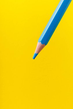 Seçici odaklı renkli kalem yakın plan stili ve bulanık sarı arka plan. Metin için alanı kopyala.