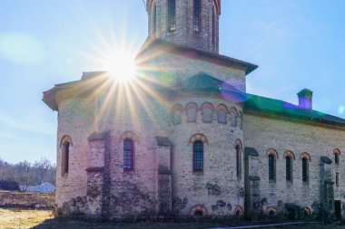 Klasik mimarinin doğal taştan yapılmış eski bir binası. Seçici odaklı arkaplan ve metin için alanı kopyala