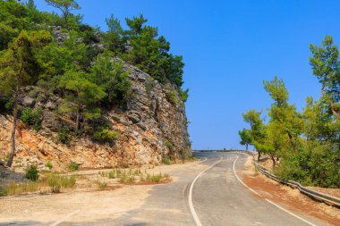 Deniz kıyısına yakın bir dağ yolu. Metin için kopyalama alanı olan arkaplan
