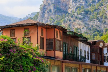 Eski yıkılmış ve terk edilmiş Türk evleri. Seçici odaklı arkaplan ve metin için alanı kopyala