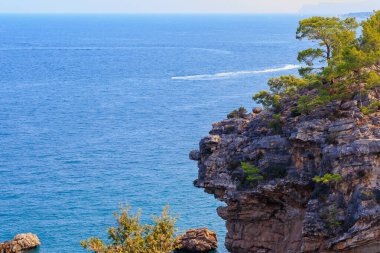 Deniz kıyısındaki kayalık uçurum. Seçici odaklı arkaplan ve metin için alanı kopyala