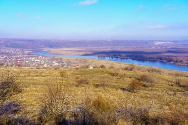 Nehrin rahatlatıcı kış doğasıyla tepelik vadinin güzel manzarası. Metin için kopyalama alanı olan arkaplan