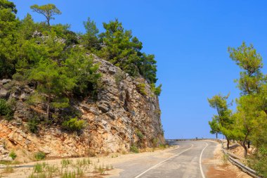 Deniz kıyısına yakın bir dağ yolu. Metin için kopyalama alanı olan arkaplan