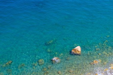 Çok güzel bir zemin ya da deniz suyunun kayalık bir kıyısı ve seçici bir odağı var..