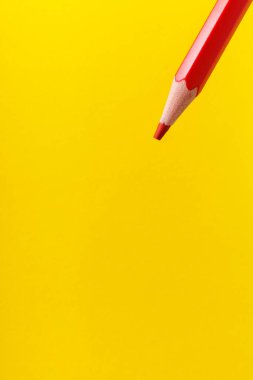 Seçici odaklı renkli kalem yakın plan stili ve bulanık sarı arka plan. Metin için alanı kopyala.