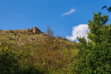 Doğu Avrupa 'nın vahşi kayalık ve dağlık doğası. Metin için kopya alanı olan peyzaj arkaplanı. Seçici odaklanma, uyumlu. Tipovo veya Tipova köyü, Moldova 'ya hoş geldiniz..