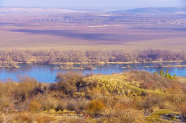Nehrin rahatlatıcı kış doğasıyla tepelik vadinin güzel manzarası. Metin için kopyalama alanı olan arkaplan