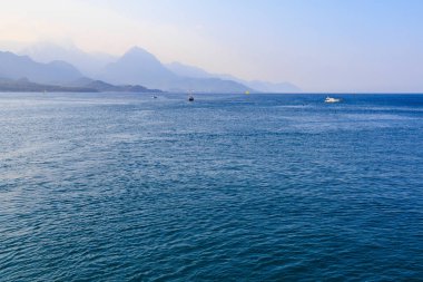 Yattan açık deniz manzarası var. Seçici odak ve kopyalama alanı olan arkaplan