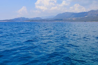 Denizden kayalık kıyı manzarası. Seçici odaklı arkaplan ve metin için alanı kopyala. Türkiye 'de Akdeniz. Popüler turistik yerler