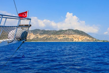 Deniz yolculuğu sırasında bir yatın yayı. Seçici odaklı arkaplan ve metin için alanı kopyala