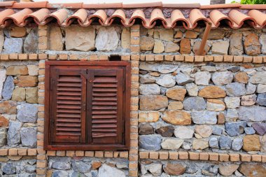 Kapalı ahşap panjurlu pencere. Metin için kopyalama alanı olan arkaplan