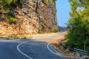 Deniz kıyısına yakın bir dağ yolu. Metin için kopyalama alanı olan arkaplan