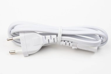 Açık arkaplandaki şarj cihazından seçici odaklı beyaz kablo ve boşluğu kopyala.