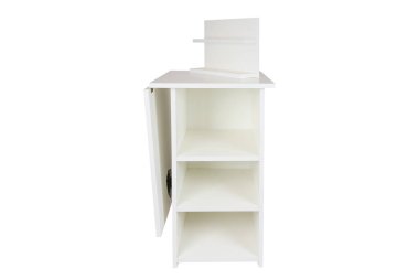 Beyaz izole edilmiş arka planda rafı olan katlanmış trafo masası. Katlanan beyaz mobilya.