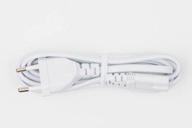 Açık arkaplandaki şarj cihazından seçici odaklı beyaz kablo ve boşluğu kopyala.