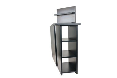 Beyaz izole edilmiş arka planda rafı olan katlanmış trafo masası. Katlanan siyah mobilyalar.