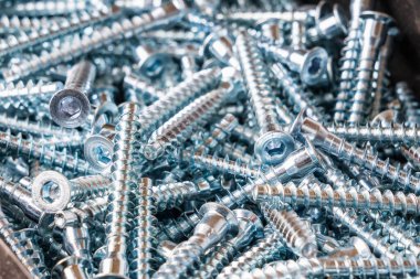 Mobilyalar ya da vidalar. Bulanık arkaplanı olan seçici odaklanma. Parçaları bağlamak için tek öge görüntülendiğini doğrula