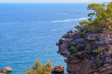 Deniz kıyısındaki kayalık uçurum. Seçici odaklı arkaplan ve metin için alanı kopyala