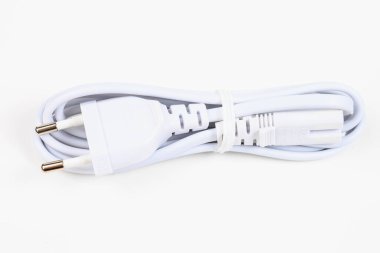 Açık arkaplandaki şarj cihazından seçici odaklı beyaz kablo ve boşluğu kopyala.