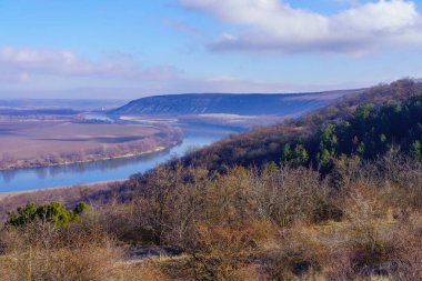 Nehrin rahatlatıcı kış doğasıyla tepelik vadinin güzel manzarası. Metin için kopyalama alanı olan arkaplan