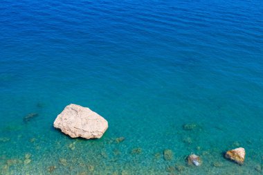 Çok güzel bir zemin ya da deniz suyunun kayalık bir kıyısı ve seçici bir odağı var..