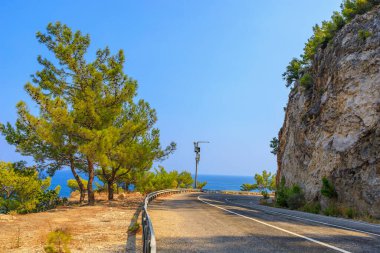 Deniz kıyısına yakın bir dağ yolu. Metin için kopyalama alanı olan arkaplan