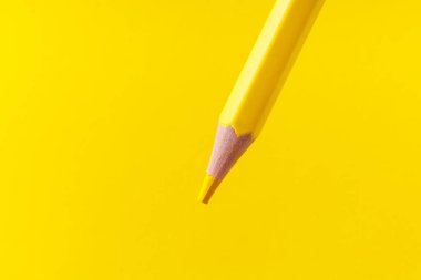 Seçici odaklı renkli kalem yakın plan stili ve bulanık sarı arka plan. Metin için alanı kopyala.