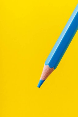 Seçici odaklı renkli kalem yakın plan stili ve bulanık sarı arka plan. Metin için alanı kopyala.