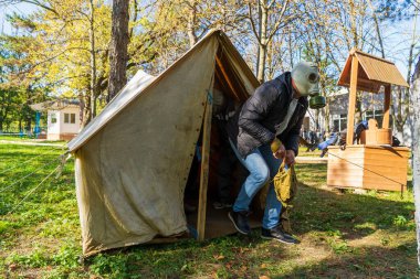 Gaz maskeli, seçici odaklı bir adam. Kopyalama alanı olan arkaplan