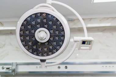 Seçici odaklı ve bulanık arka planlı tıbbi lamba. Sağlık ve İlaç.