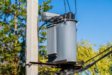 Direkte bir trafo istasyonu var. Seçici odaklı arkaplan ve metin için alanı kopyala