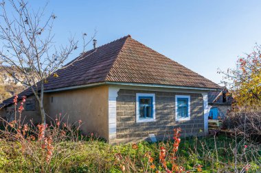 Eski bir köy evinde kırık bir pencere. Seçici odaklı arkaplan ve metin için alanı kopyala
