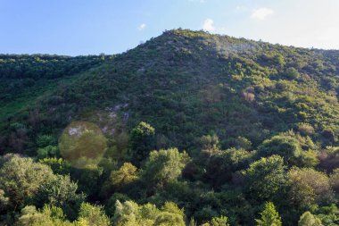Doğu Avrupa 'nın vahşi kayalık ve dağlık doğası. Metin için kopya alanı olan peyzaj arkaplanı. Seçici odaklanma, uyumlu. Tipovo veya Tipova köyü, Moldova 'ya hoş geldiniz..