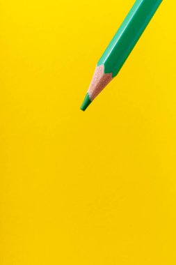 Seçici odaklı renkli kalem yakın plan stili ve bulanık sarı arka plan. Metin için alanı kopyala.