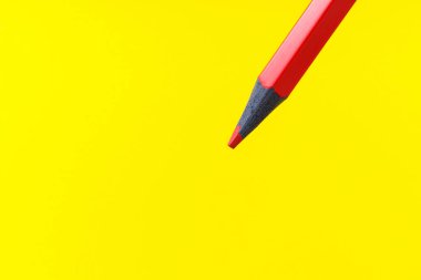 Seçici odaklı renkli kalem yakın plan stili ve bulanık sarı arka plan. Metin için alanı kopyala.