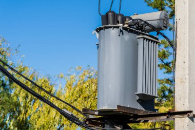 Direkte bir trafo istasyonu var. Seçici odaklı arkaplan ve metin için alanı kopyala