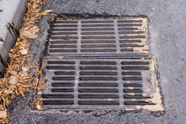 Fırtınalı ızgara, drenaj. Seçici odaklı arkaplan ve metin için alanı kopyala