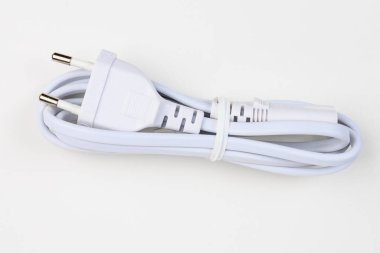 Açık arkaplandaki şarj cihazından seçici odaklı beyaz kablo ve boşluğu kopyala.