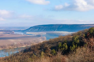 Nehrin rahatlatıcı kış doğasıyla tepelik vadinin güzel manzarası. Metin için kopyalama alanı olan arkaplan