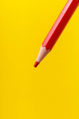 Seçici odaklı renkli kalem yakın plan stili ve bulanık sarı arka plan. Metin için alanı kopyala.