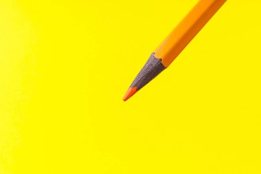 Seçici odaklı renkli kalem yakın plan stili ve bulanık sarı arka plan. Metin için alanı kopyala.