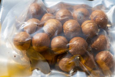 Kabuklu Macadamia fındığı. Seçici odaklı arkaplan ve metin için alanı kopyala